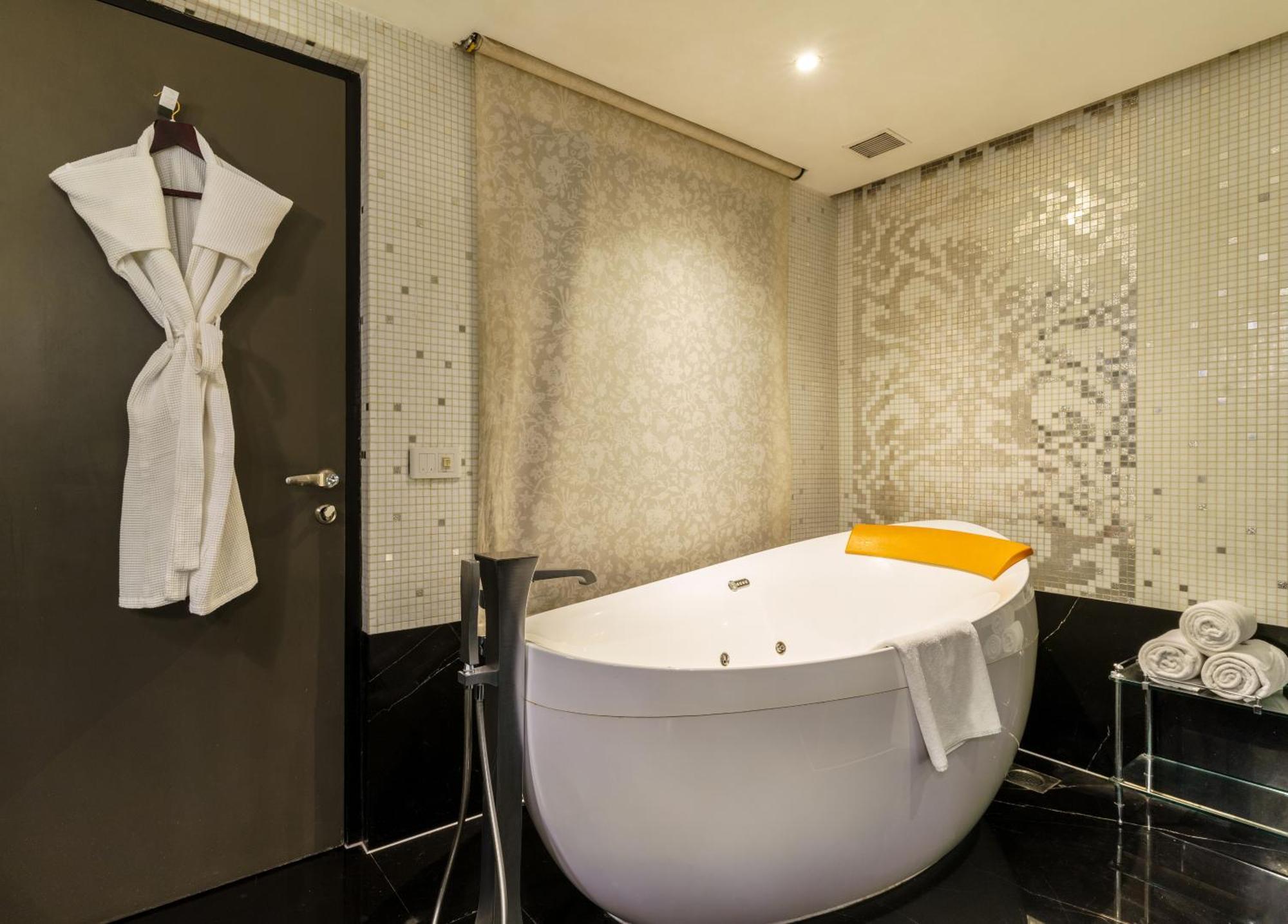 One-Bedroom Presidential King Suite Concierge Level